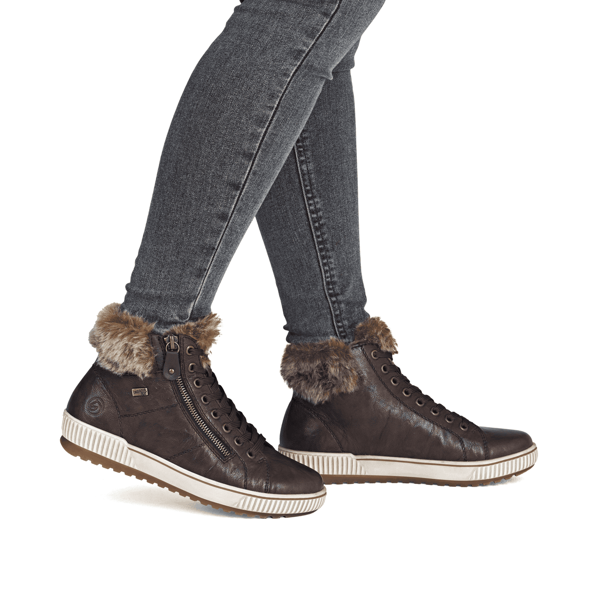 Dunkelbraune remonte Damen Schnürstiefel D0780-25. Schuh am Fuß.