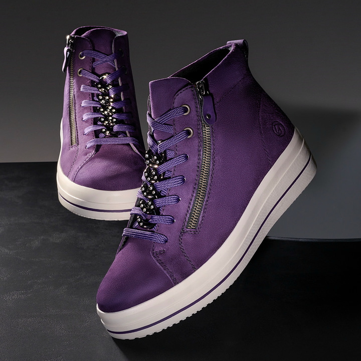 Lilane remonte Damen Sneaker D1C70-30 mit Kettenelement sowie Reißverschluss. Schuhe auf schwarzem Hintergrund.
