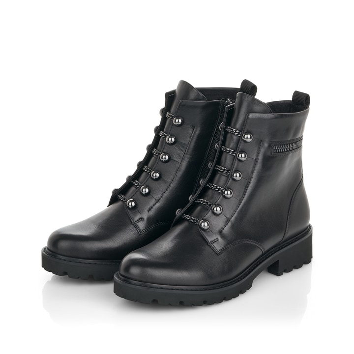 Glanzschwarze remonte Damen Biker Boots D8670-01 mit einer besonders leichten Sohle. Schuhpaar schräg.