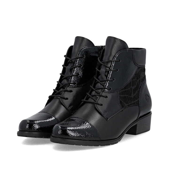 Schwarze remonte Damen Stiefeletten D6882-00 mit einem Reißverschluss. Schuhpaar seitlich schräg.