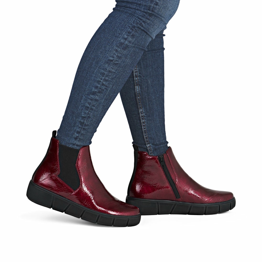 Rotschwarze vegane remonte Chelsea Boots D1T71-33 mit einem Reißverschluss. Schuh am Fuß.