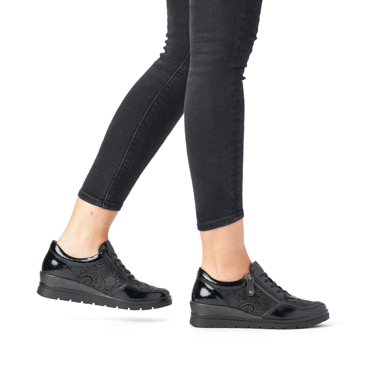 Baskets basses remonte noires pour femme R0701-03 avec fermeture éclair. Chaussure au pied.