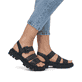 Graphitschwarze remonte Damen Riemchensandalen D7957-00 mit Klettverschluss. Schuh am Fuß.