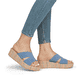 Blaue remonte Damen Pantoletten D1N55-14 mit Gummizug sowie weicher Einlegesohle. Schuh am Fuß.