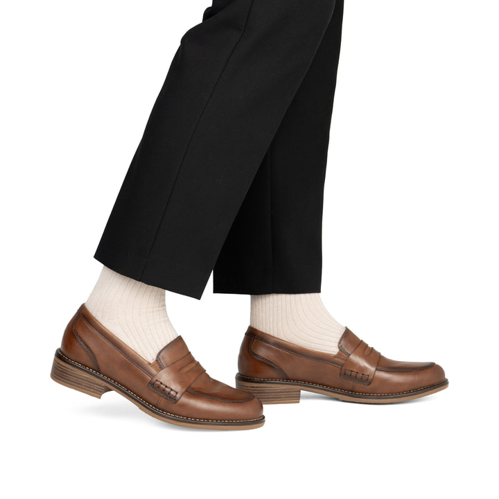 Braune remonte Damen Loafer D0F05-24 mit einem Gummizug. Schuh am Fuß.