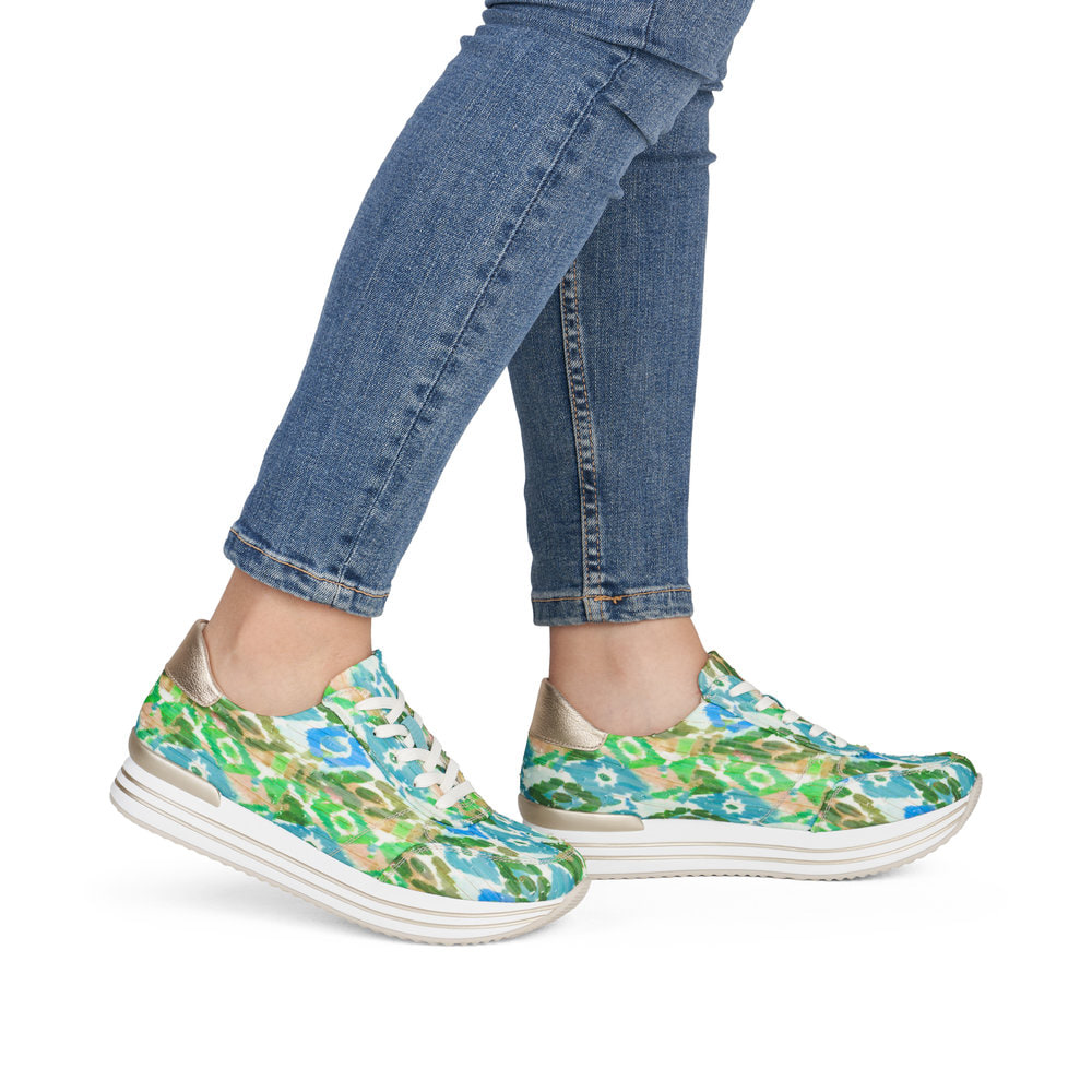 Mehrfarbige remonte Damen Sneaker D1332-90 mit Schnürung sowie Komfortweite G. Schuh am Fuß.