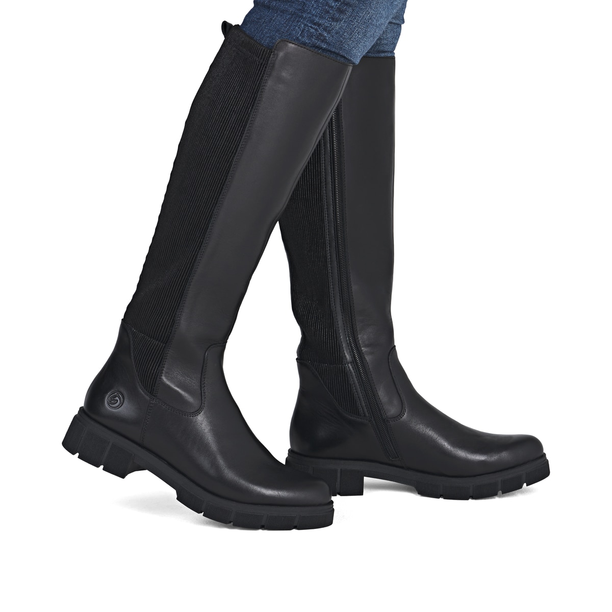 Schwarze remonte Hochschaftstiefel D2S74-00 mit einem Reißverschluss. Schuh am Fuß.