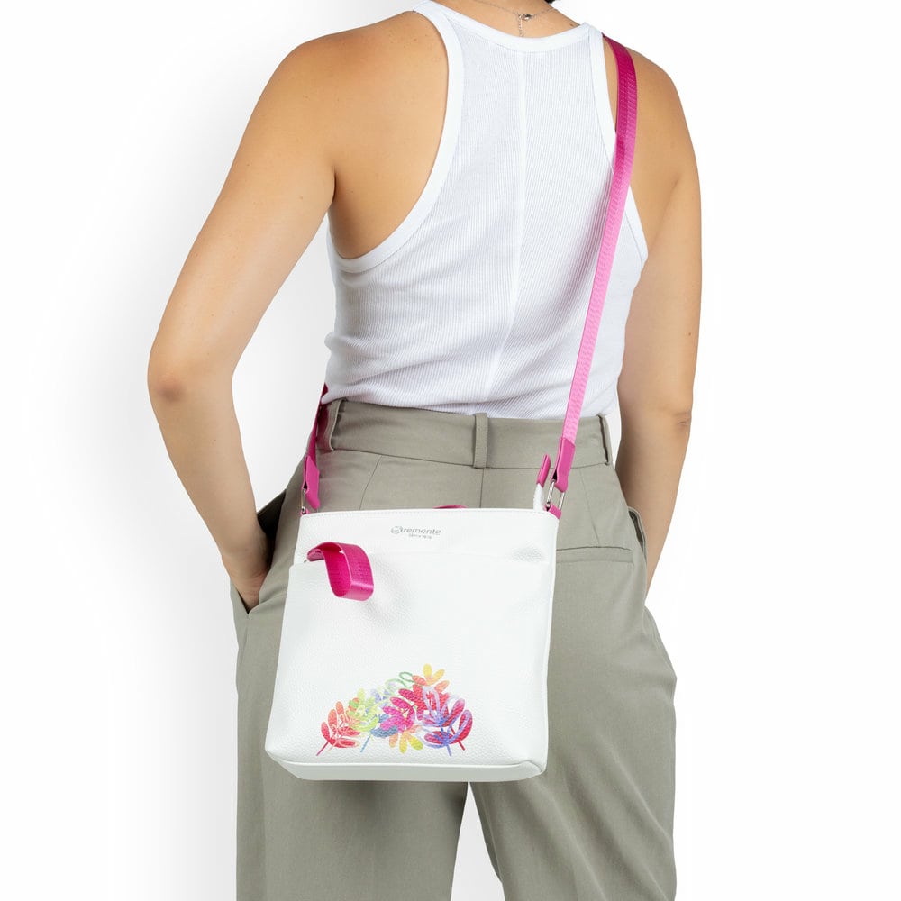 remonte Damen Handtasche Q0627-00 in Glanzschwarz aus Kunstleder mit Überschlag und Reißverschluss. Handtasche getragen.