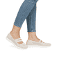 Beige remonte Ballerinas R7102-60 mit einem Gummizug sowie der Komfortweite G. Schuh am Fuß.