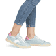 Blaue remonte Damen Sneaker Low D2C02-12 mit Reißverschluss sowie Komfortweite G. Schuh am Fuß.