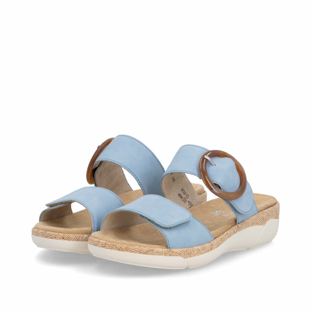 Blaue remonte Damen Pantoletten R6858-10 mit trendiger Schnalle. Schuhpaar seitlich schräg.