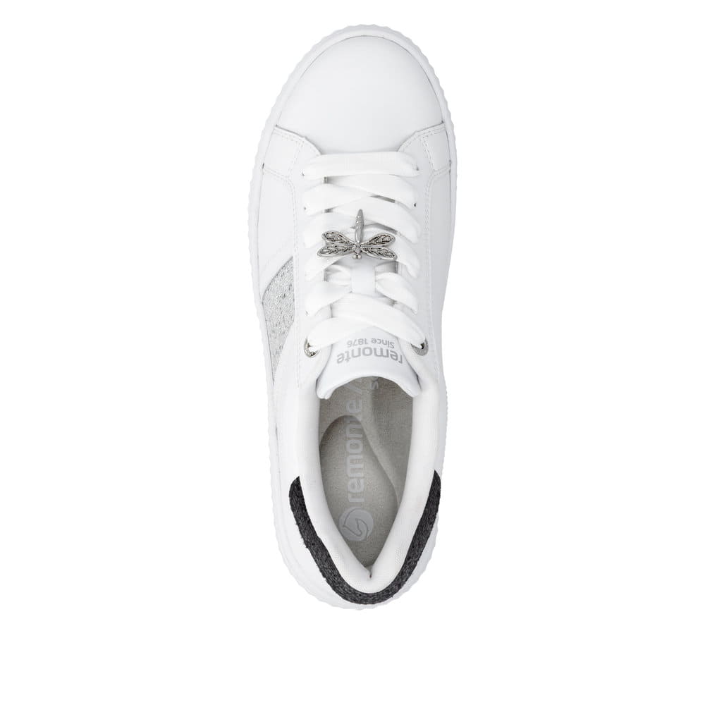 Weiße remonte Damen Schnürschuhe D3E02-80 mit dekorativem Schmuckdetail. Schuh von oben.