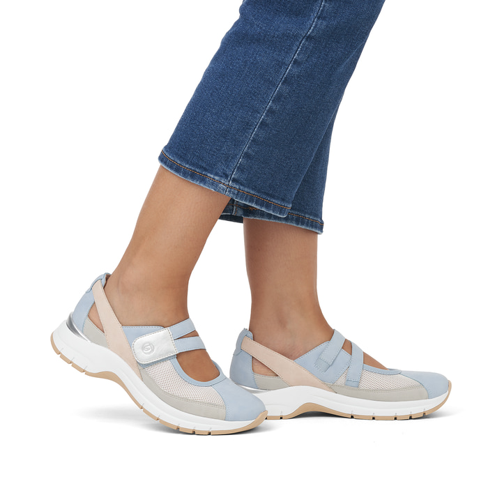 Blaue remonte Ballerinas D0G08-10 mit einem Klettverschluss sowie Extraweite H. Schuh am Fuß.