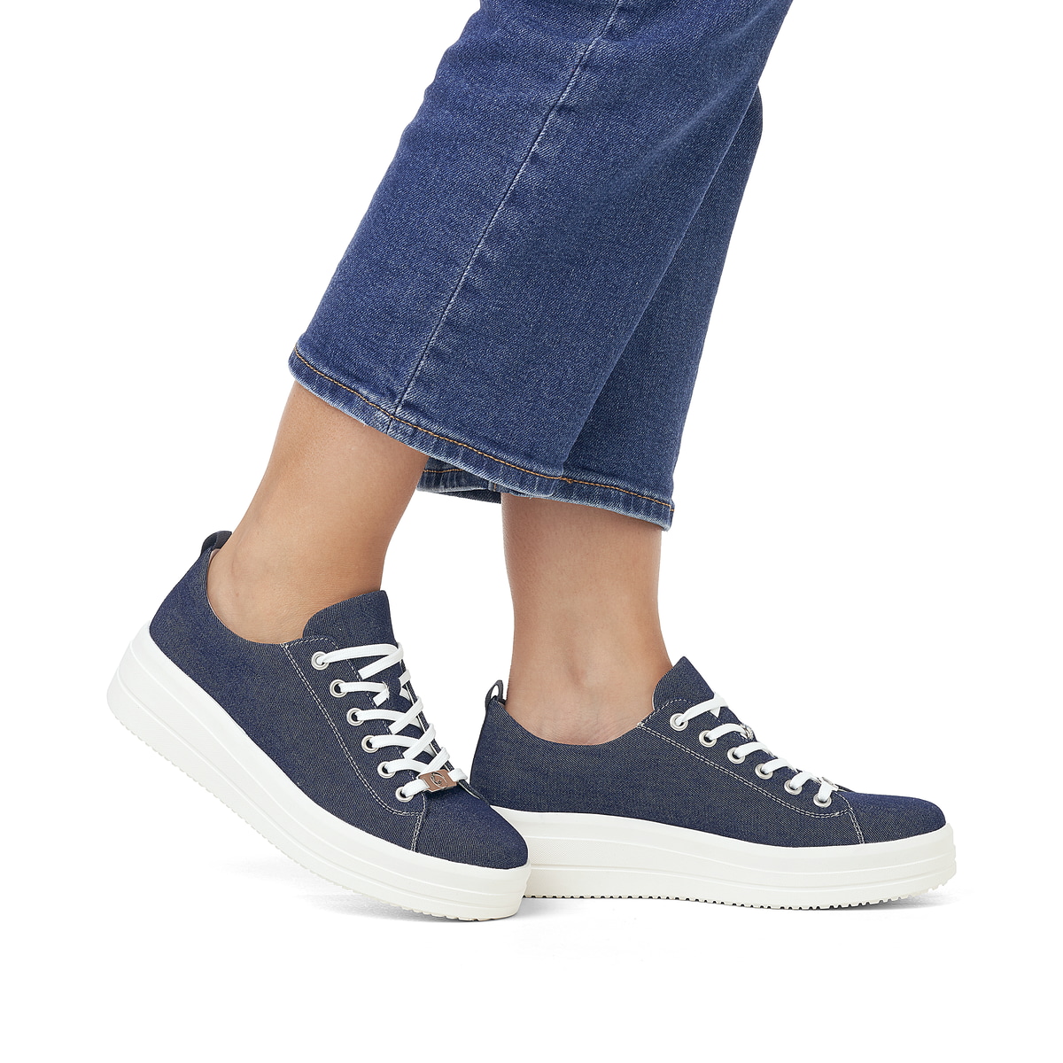 Blaue remonte Damen Sneaker D1C03-14 mit Schnürung sowie Ziernähten. Schuh am Fuß.