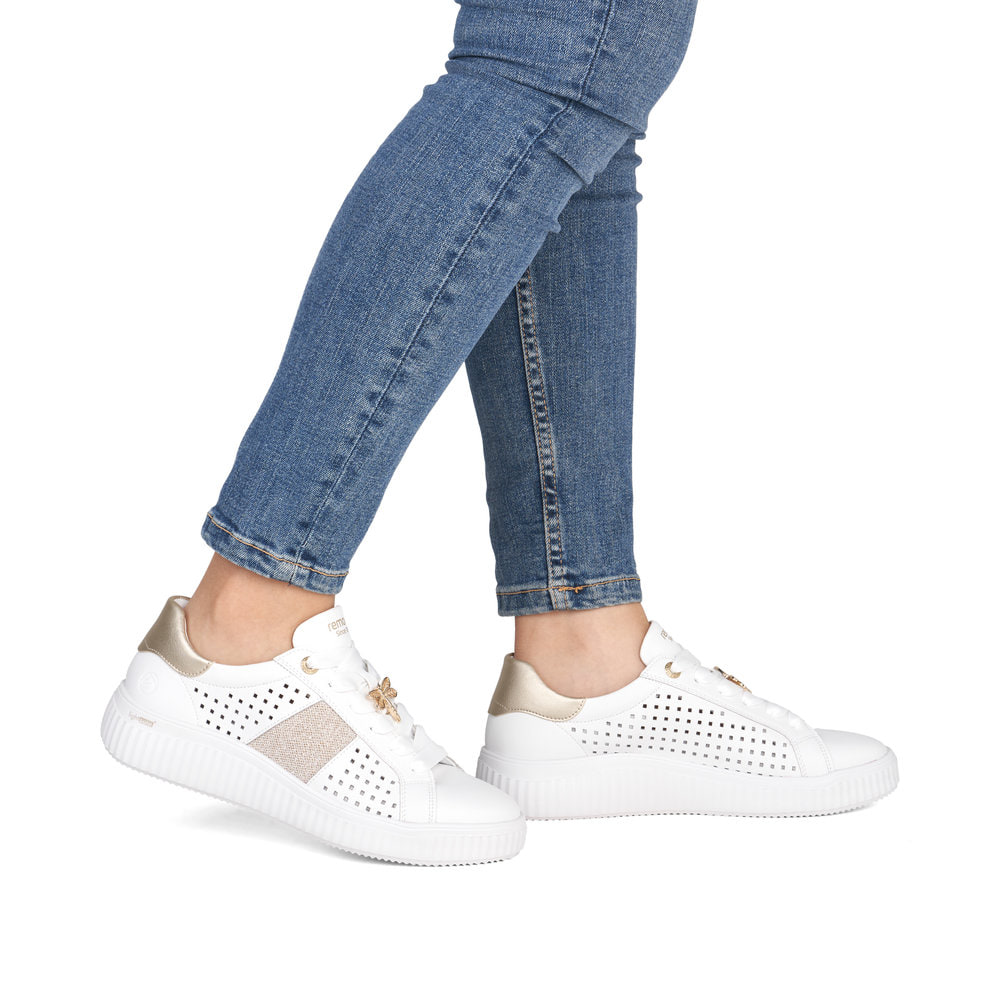 Weißbeige remonte Damen Schnürschuhe D3E04-80 mit dekorativem Schmuckdetail. Schuh am Fuß.