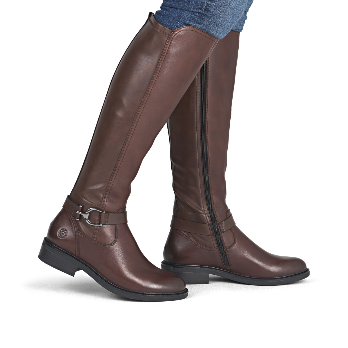 Dunkelbraune remonte Hochschaftstiefel D2W77-25 mit einem Reißverschluss. Schuh am Fuß.