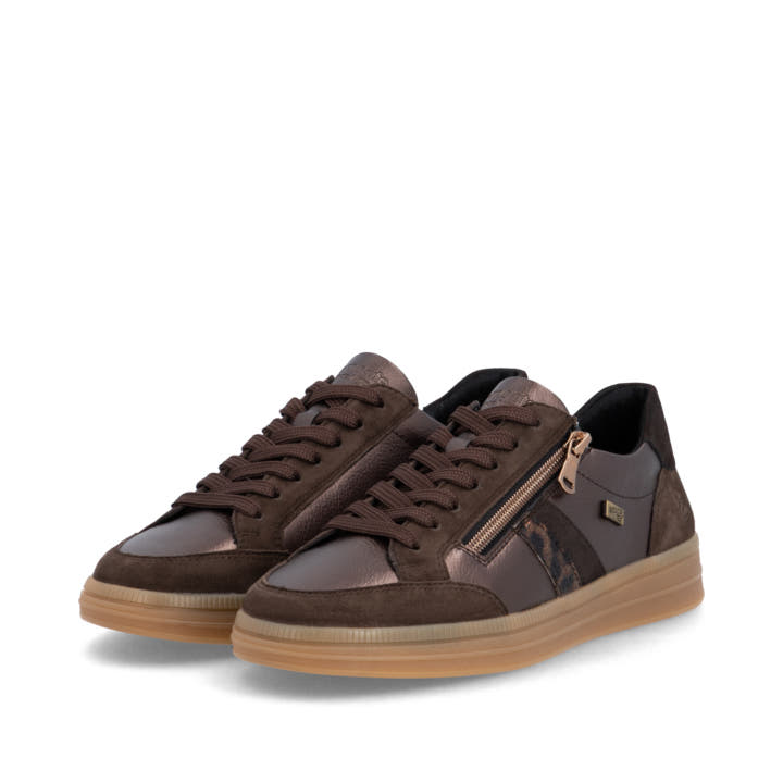 Dunkelbraun-bronzene remonte Damen Sneaker D2C04-90. Schuhpaar seitlich schräg.