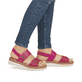 Rosane remonte Keilsandaletten D0Q59-31 mit einem Klettverschluss. Schuh am Fuß.