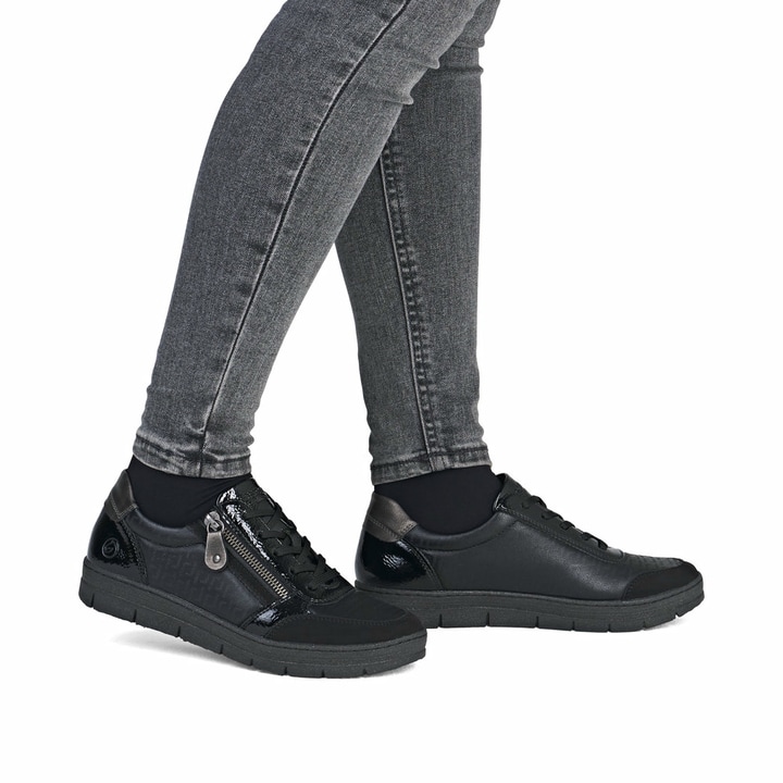 Schwarze remonte Damen Sneaker D5831-04 mit einem Reißverschluss. Schuh am Fuß.