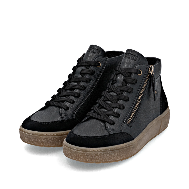 Schwarze remonte Damen Kurzstiefel D2T71-00 mit wasserabweisender TEX-Membran. Schuhpaar seitlich schräg.