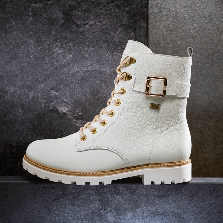 Altweiße remonte Damen Schnürstiefel D8475-80 mit Schnürung und Reißverschluss. Schuh auf dunklem Hintergrund.