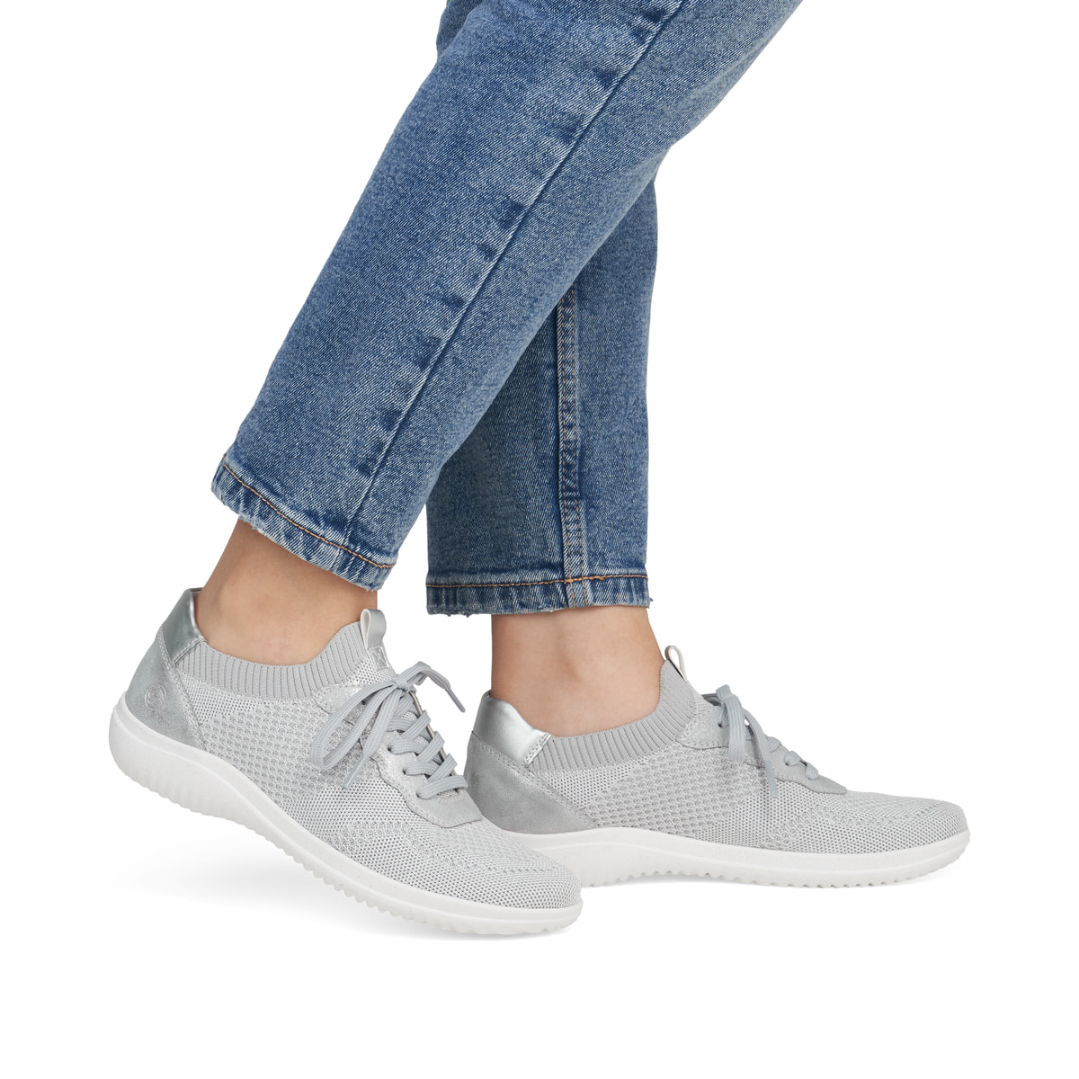 Graue remonte Damen Slipper D1E05-40 mit einem Gummizug sowie der Komfortweite G. Schuh am Fuß.