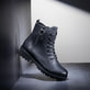 Schwarze remonte Damen Biker Boots D8671-01 mit einer besonders leichten Sohle. Schuh auf dunklem Hintergrund. 