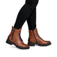 Bottes à lacets remonte marron pour femmes D8671-24 avec fermeture éclair. Chaussure au pied.