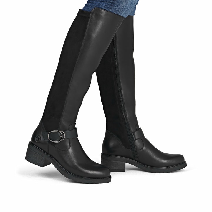 Schwarze remonte Hochschaftstiefel D1A73-00 mit einem Gummizug. Schuh am Fuß.