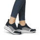 Schwarze vegane remonte Damen Slipper D0T08-03 mit einem Reißverschluss. Schuh am Fuß.