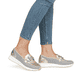 Metallische remonte Damen Loafer D2G02-90 mit Gummizug sowie der Komfortweite G. Schuh am Fuß.