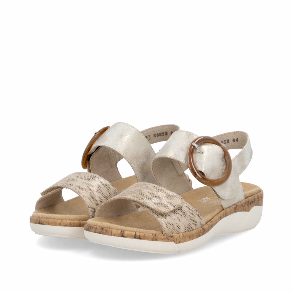 Goldene remonte Riemchensandalen R6853-94 mit trendiger Schnalle. Schuhpaar seitlich schräg.
