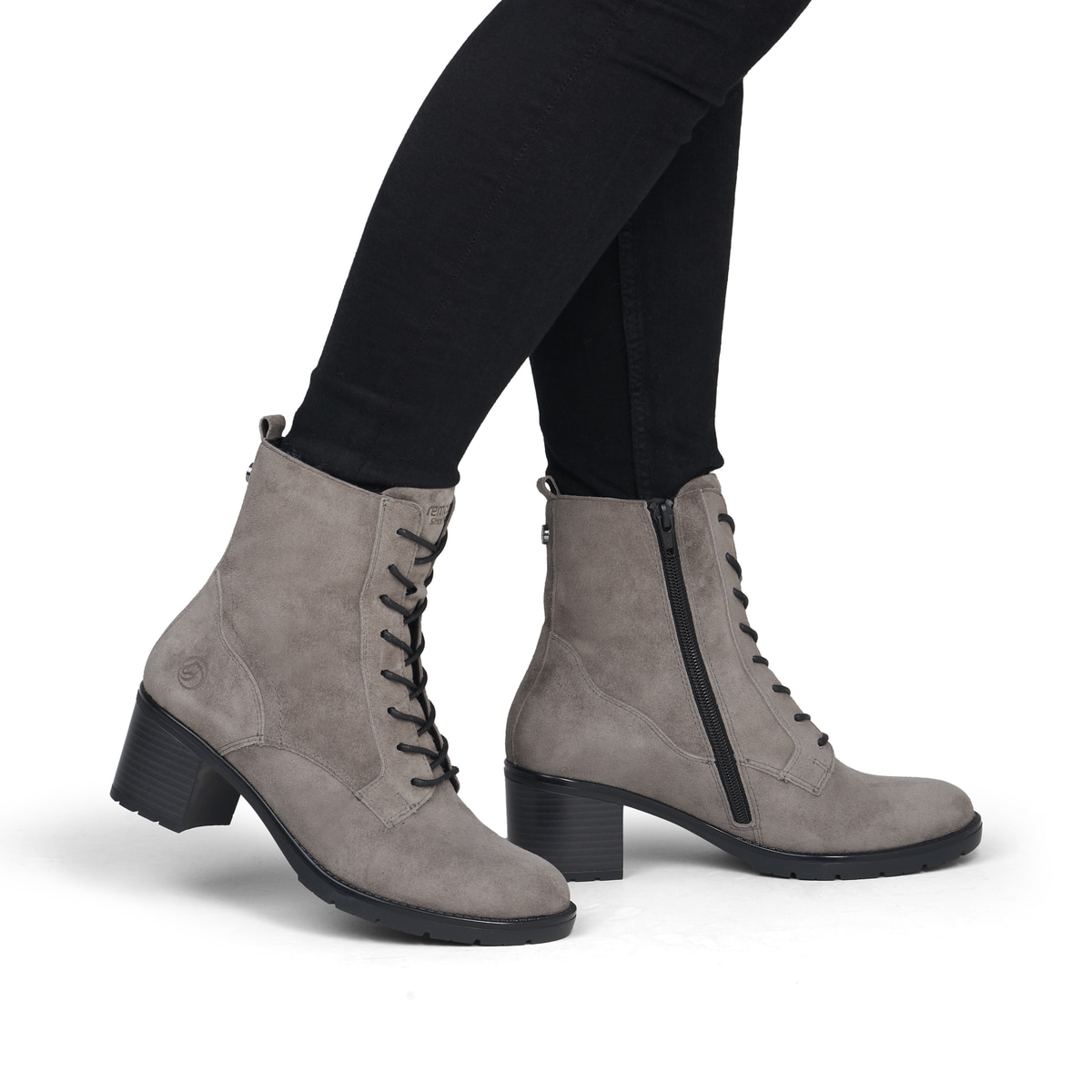 Graue remonte Damen Schnürstiefel D2A80-42 mit einem Reißverschluss. Schuh am Fuß.
