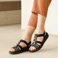 Schwarze vegane remonte Riemchensandalen D2073-02 mit einem Gummizug. Schuh am Model.