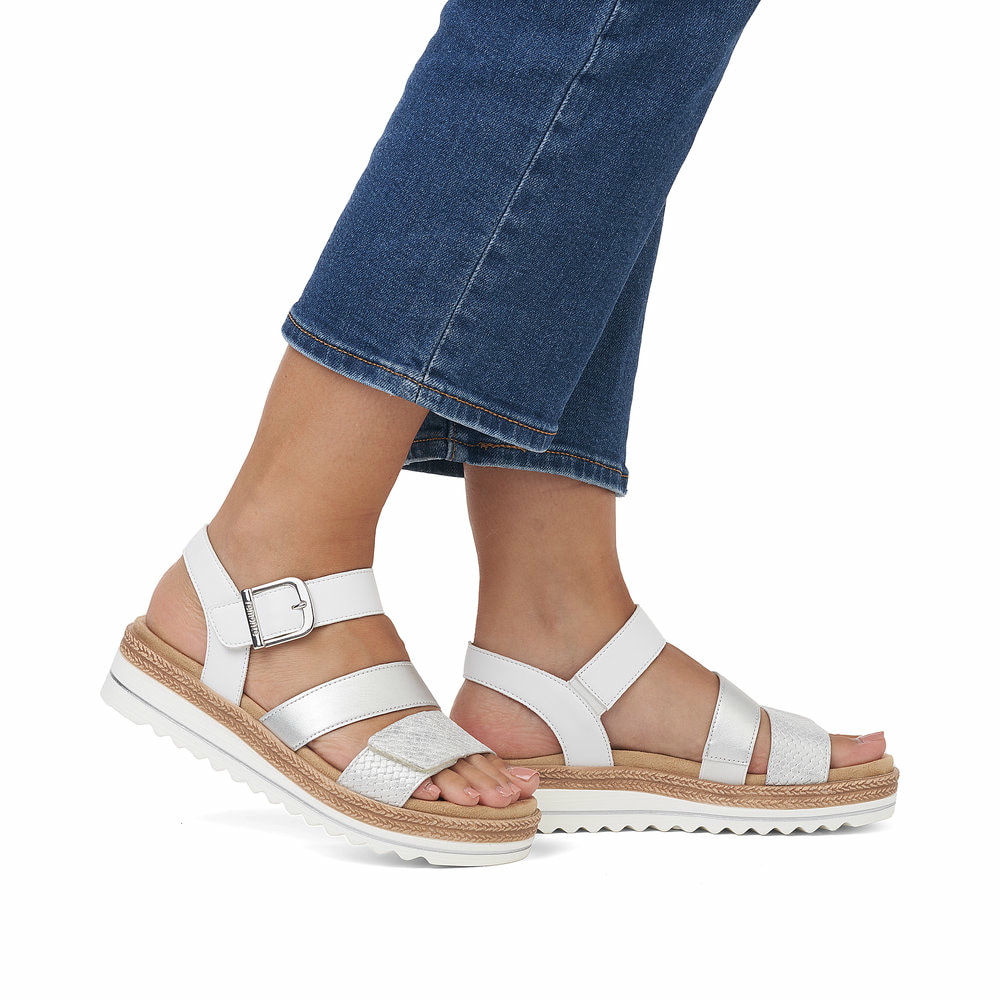 Silberne vegane remonte Riemchensandalen D0Q55-90 mit einem Klettverschluss. Schuh am Fuß.