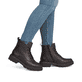 Dunkelbraune remonte Damen Schnürstiefel D1W83-25 mit einem Reißverschluss. Schuh am Fuß.