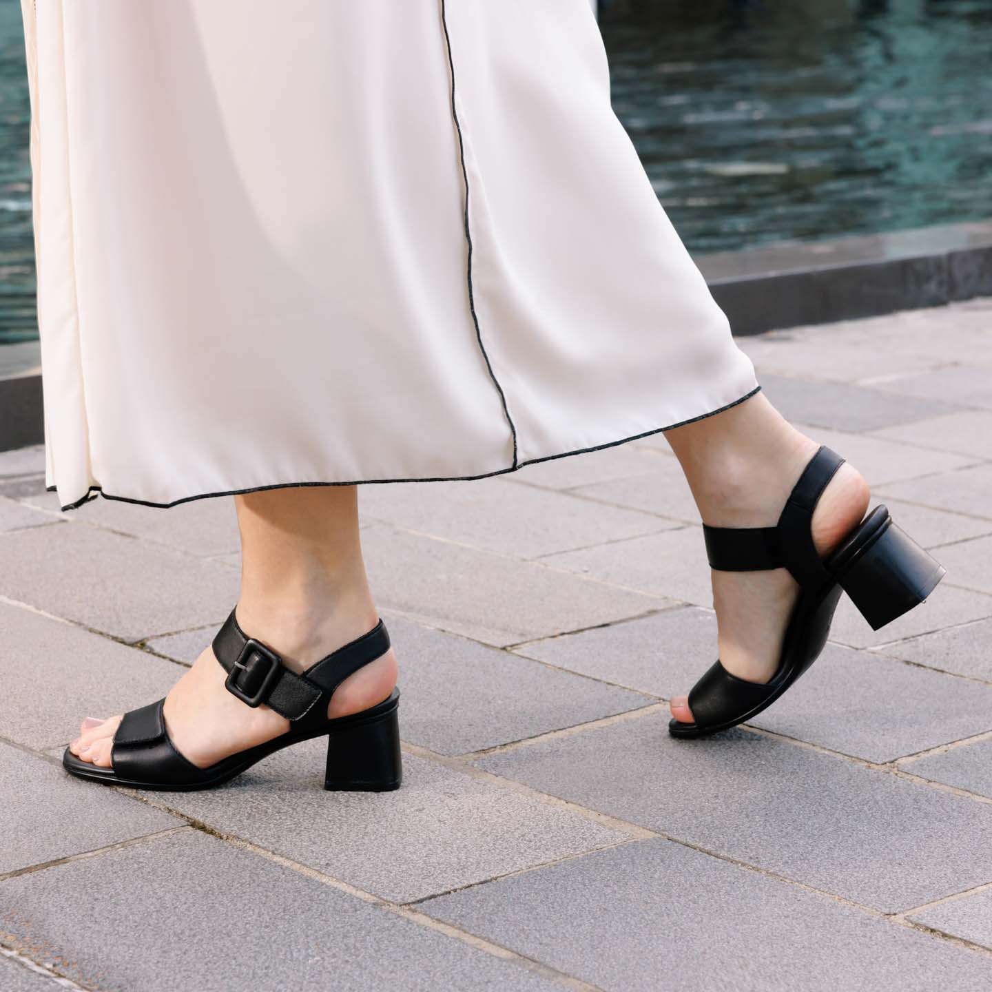 Schwarze remonte Riemchensandaletten D1K51-00 mit einem Klettverschluss. Schuh am Model.