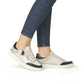 Weiße remonte Damen Sneaker D2E04-80 mit Reißverschluss sowie der Komfortweite G. Schuh am Fuß.