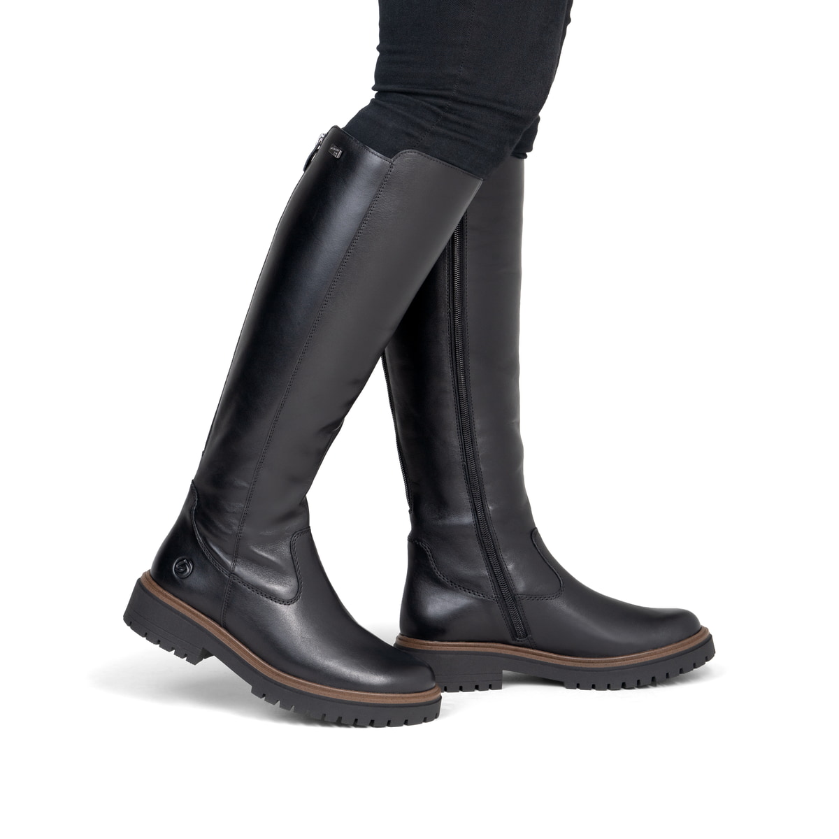 Schwarze remonte Hochschaftstiefel D4B71-00 mit wasserabweisender TEX-Membran. Schuh am Fuß.