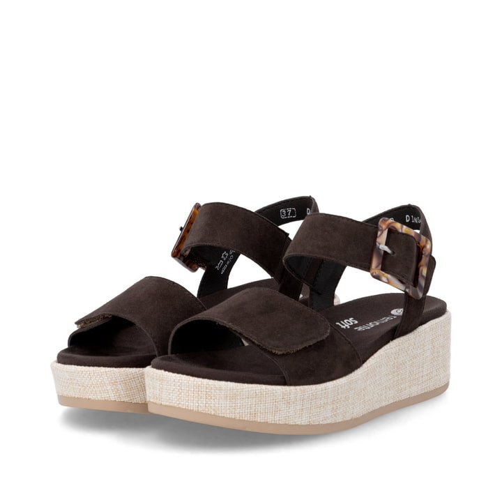 Dunkelbraune remonte Keilsandaletten D1N54-25 mit einem Klettverschluss. Schuhpaar seitlich schräg.