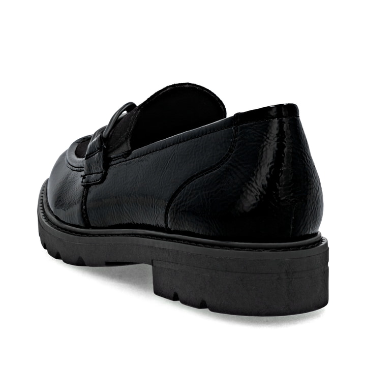 Schwarze remonte Damen Loafer D2Q01-02 mit Deko-Kette sowie einem Gummizug. Schuh von hinten.