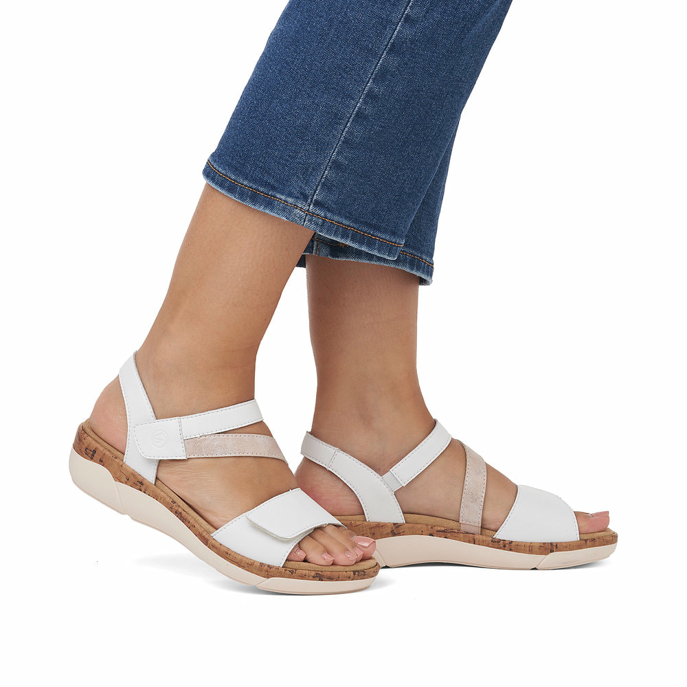 Weiße remonte Riemchensandalen R6860-80 mit einem Klettverschluss. Schuh am Fuß.