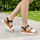 Schwarze remonte Keilsandaletten D2P50-03 mit einem Klettverschluss. Schuh am Model.