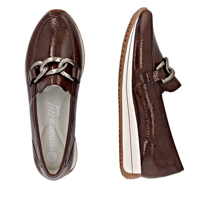 Braune remonte Damen Loafer D0H15-25 mit Deko-Kette sowie einem Gummizug. Schuh von oben, liegend.