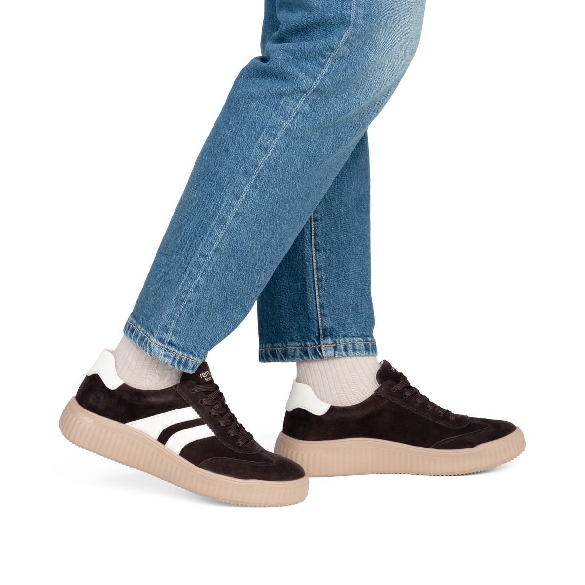 Dunkelbraune remonte Damen Sneaker D3E00-25 mit lightsole+ sowie einer Schnürung. Schuh am Fuß.