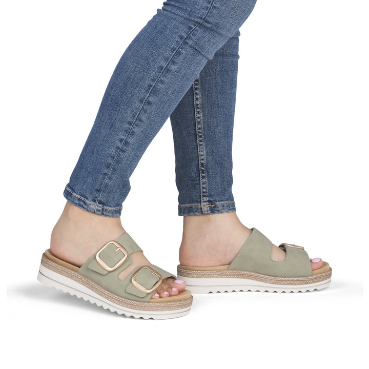Mules remonte vertes pour femme D0Q66-52 avec boucle tendance. Chaussure au pied.