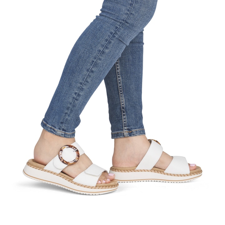 Weiße remonte Damen Pantoletten D3J51-80 mit trendiger Schnalle. Schuh am Fuß.