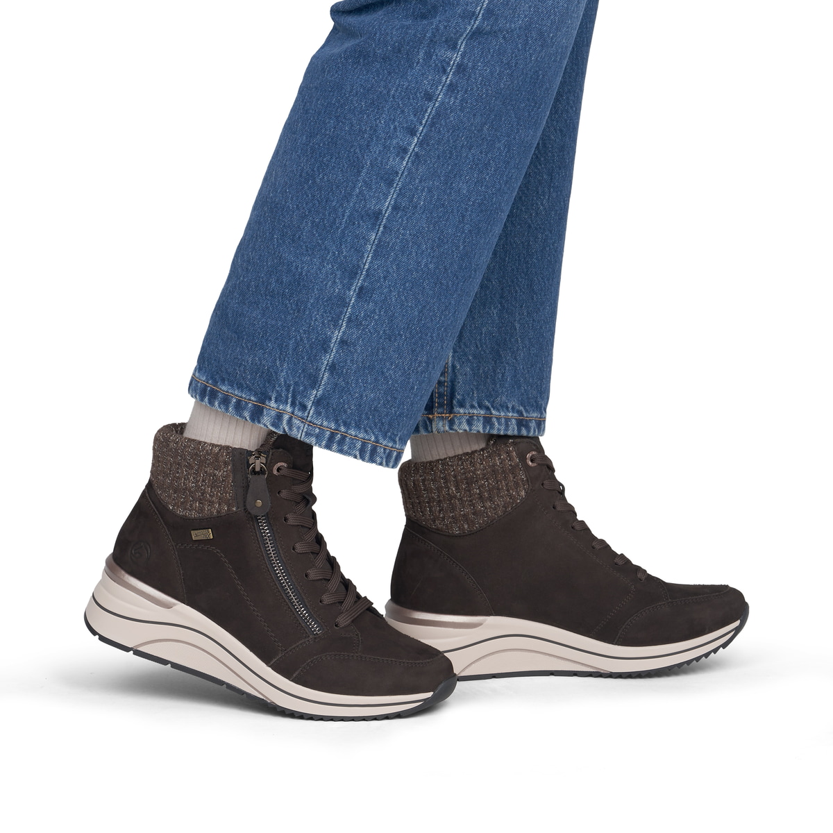 Dunkelbraune remonte Damen Schnürstiefel D0T77-25. Schuh am Fuß.