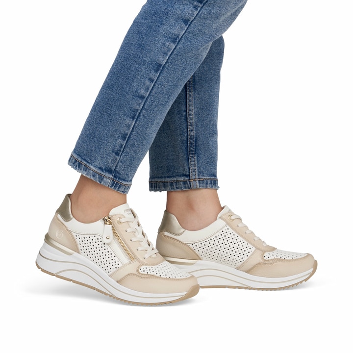 Weiße remonte Damen Sneaker Low D0T14-81 mit Reißverschluss sowie Extraweite H. Schuh am Fuß.