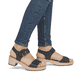 Schwarze remonte Riemchensandaletten D0N52-01 mit einem Klettverschluss. Schuh am Fuß.